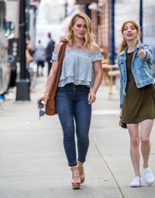 Hilary Duff e Molly Bernard sul set a Brooklyn
Parole chiave: younger