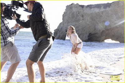 Sul set di Chasing The Sun (11/7/14)
Hilary Duff a Malibu sul set del video di Chasing The Sun
