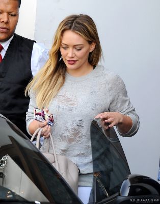 Hilary Duff con la cover regalata da Hilary Duff Italy  (19/2/2014)
Parole chiave: iphone case regalo