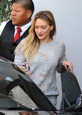 Hilary Duff con la cover regalata da Hilary Duff Italy  (19/2/2014)
Parole chiave: iphone case regalo