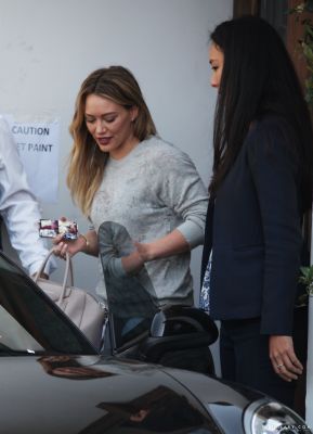 Hilary Duff con la cover regalata da Hilary Duff Italy  (19/2/2014)
Parole chiave: iphone case regalo