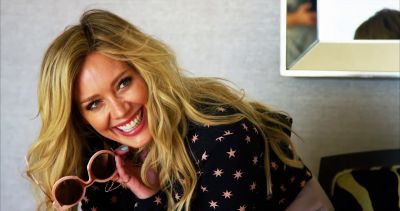 Backstage Glamour Magazine Hilary Duff
Parole chiave: novembre