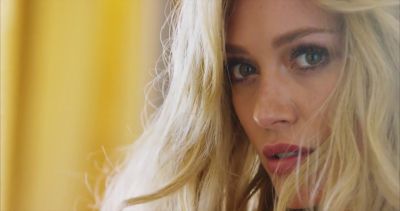 Backstage Glamour Magazine Hilary Duff
Parole chiave: novembre