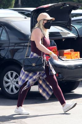 Hilary-Duff-shopping-da-Ralphs-a-Los-Angeles-9
