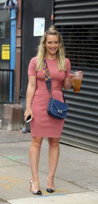 Hilary Duff sul set vestito rosa
Parole chiave: tacchi