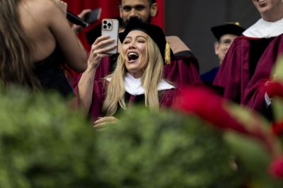 hilary-duff-Discorso-Northeastern-University-4.jpg