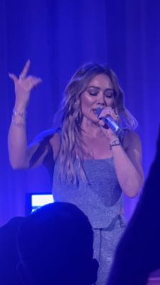 hilary-duff-tour-londra-small-rooms-big-nerves-19012026-17.jpg