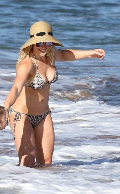 Hilary Duff sexy in bikini alle Hawaii
Parole chiave: sole