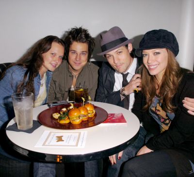 Parole chiave: Comix Grand Opening - September 14, 2006   