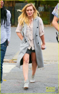 Hilary Duff sul set della seconda stagione di Younger
