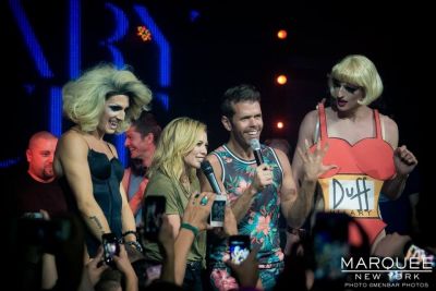 Presentazione di Chasing the Sun
Hilary Duff presenta il nuovo singolo "Chasing the Sun" al Marquee di New York
