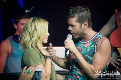 Presentazione di Chasing the Sun
Hilary Duff presenta il nuovo singolo "Chasing the Sun" al Marquee di New York

