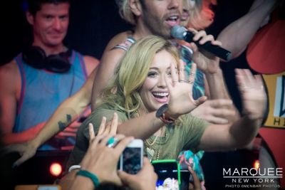 Presentazione di Chasing the Sun
Hilary Duff presenta il nuovo singolo "Chasing the Sun" al Marquee di New York
